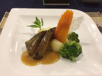 Hauptspeise beim Abendessen in der Ha Long Bucht