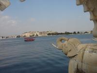Blick über den See zum Stadtpalast in Udaipur