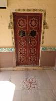 Hoteltür und schön gestaltete Bodenmalerei im Fort Khejrala