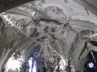 Kronleuchter aus menschlichen Gebeinen in der Knochenkirche von Sedlec