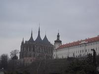 Blick von der Altstadt Kutná Hora zu Jesuitenkolleg und Barbaradom