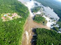 über den Iguazu Wasserfällen