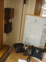 Telefongenerationen im Stellwerk auf dem Bahnhof in Hoorn