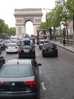 auf der Avenue des Champs-Élysées zum Arc de Triomphe