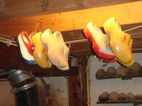 Holzschuhe beim Trocknen