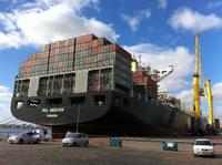 Containerschiff im Hafen von Montevideo
