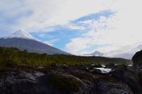 Vulkan Osorno und Petrohue-Wasserfälle im Vordergrund