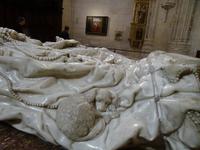 Schlafendes Hündchen zu Füßen der Liegefigur der Gattin des Condestable Velasco