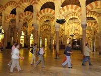 wir sind alleine in der beruehmten  Moschee-Kathedrale von Cordoba