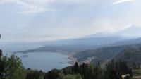 Blick von Taormina auf die Bucht von Giardini Naxos