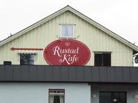 Parkplatz und WC bei Sorkna hinter Hennefoss, schönes Café