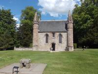 Krönungsstein und Kapelle auf dem schottischen Krönungshügel