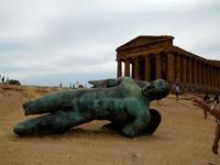  moderne Kunst vor dem Herkulestempel