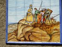 Fliesenbilder an den Hauswänden erzählen von der Geschichte der Stadt