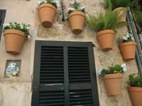 Die Häuser zieren Keramikkacheln und Blumentöpfe