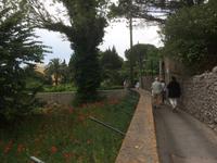 Prächtige Gärten auf dem Weg zum Monte Tiberius