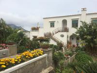 Prächtige Villen auf dem Weg zum Monte Tiberius