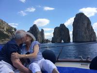 Kuss vor den Faraglioni-Felsen