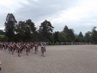Parade der Blair Atholl Highlanders vor ihrer Burg