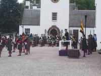 Parade der Blair Atholl Highlanders vor ihrer Burg