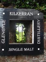 Glengyle-Distillery, Fenster zum Wahrzeichen, dem Kilkerran-Kirchturm