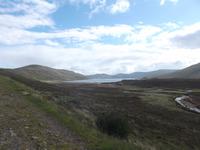 Blick über Loch Ainot auf Skye