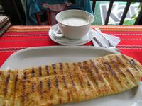 Gurkensuppe mit Knoblauchbrot
