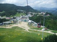 Mit der Seilbahn geht es hinauf zum Hirschenkogel