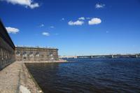 Blick auf die Troitzki-Brücke und den Strand