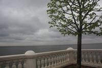 in der Weite sieht man beim klaren Wetter St. Petersburg