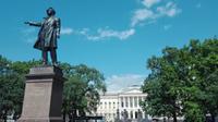 Puschkin-Denkmal auf dem Platz der Künste (im Hintergrund das Russische Museum)