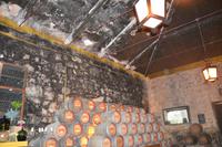 Man sieht die schimmelige Decke