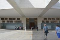 Eingang der Kirche der Heiligsten Dreifaltigkeit in Fátima