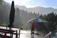 Regen und Sonne auf der Raffner Alm - die Kinder freut es!