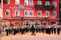 Blasmusikkonzert vor dem Weißen Rössl