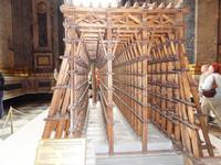 Das Modell verdeutlicht, wie die Säulen aufgestellt wurden