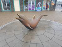 Dingle, Statue von Fungie, dem berühmten Delfin