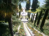 Wasserfall, der bergab zum Ufer des Bodensees führt 