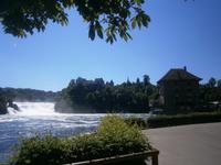 Blick auf Schloß Laufen, oberhalb des Wasserfalls