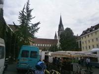 Markttag in Konstanz, im Hintergrund die St. Stephanskirche