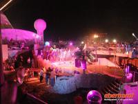 Show auf dem Pooldeck