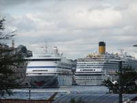 AIDAaura mit Costa Favolosa im Hafen von Istanbul
