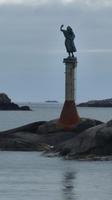 027 Svolvaer - Statue an der Hafeneinfahrt