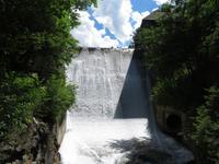Staumauer-Wasserfall