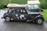 2 Weltenbummler mit ihrem Wagen