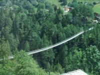 Blick zur Bellwald-Hängebrücke