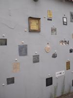 Verzierte Mauer in Vilnius