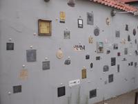 Verzierte Mauer in Vilnius