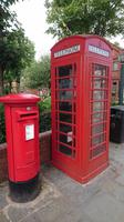 Telefonzelle und Briefkasten - very british
