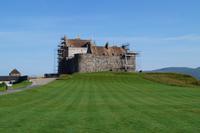 Duart Castle und englischer Rasen in Scotland